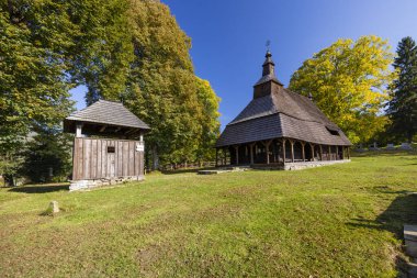 Topola, Slovakya 'daki Ahşap St. Michael Kilisesi güzel bir sonbahar gününün güneşinin tadını çıkarıyor.