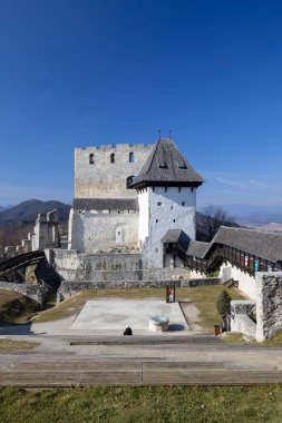 Celje Kalesi 'nin üst avlusunda Frederick' in kulesi, duvarları ve ahşap merdivenleri ile Slovenya 'nın Celje kentine hakim.