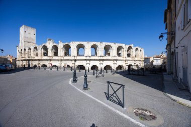 Arles Amfitiyatrosu Rond Point des Arenes Meydanı 'nda Roma mimarisinin bir vasiyeti olan Arles, Fransa' da görkemli bir şekilde duruyor.
