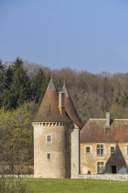 Saint Emiland 'ın ortaçağ şatosu Saone et Loire, Bourgogne Franche Comte, Fransa' daki etkileyici kulelerini ve kiremitli çatılarını gösteriyor.