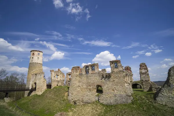 Zviretice Kalesi 'nin kalıntıları, Bakov nad Jizerou, Çek Cumhuriyeti yakınlarındaki bulutlu, açık mavi bir gökyüzünün altında duruyor.