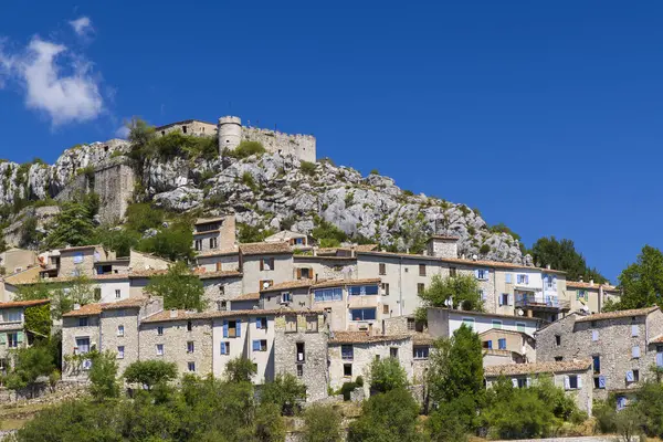 Fransa 'nın Provence kentindeki kayalık kayalıklarda kalesiyle ortaçağ köyü Trigance' ı oluşturan bir grup ev.