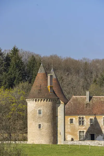 Saint Emiland 'ın ortaçağ şatosu Saone et Loire, Bourgogne Franche Comte, Fransa' daki etkileyici kulelerini ve kiremitli çatılarını gösteriyor.