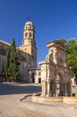 Arka planda Katedral, Baeza, Endülüs, İspanya, Santa Maria meydanında Rönesans tarzı çeşme