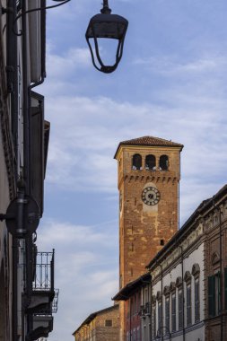 İtalya 'nın Piedmont bölgesinde büyüleyici bir kasaba olan Cherasco' daki Vittorio Emanuele Caddesi 'ne bakan ortaçağ saat kulesi.