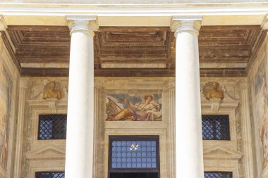 Vedelago, Treviso, Veneto, İtalya 'da Andrea Palladio tarafından inşa edilmiş güzel bir Venedik villası olan Villa Emo' nun ön cephesini süsleyen Yunan tanrılarını temsil eden Fresco