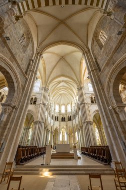 Fransa 'nın Bourgogne Franche Comte kentindeki UNESCO Dünya Mirası Alanı Vezelay Bazilikasının naf ve sunağını aydınlatan güneş ışığı