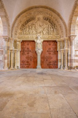 Fransa 'nın Vezelay kentindeki Basilique Sainte Marie Madeleine' de havarilerin misyonunu tasvir eden timpanum ile oyulmuş ana narthex portalının geniş açılı görüntüsü.