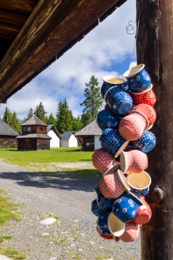 Pribylina 'da asılı renkli kupalar arka planda geleneksel Slovakya mimarisi ile açık hava müzesi