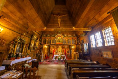 Geleneksel ahşap kilise iç mimarisi. Powroznik 'te sunaklar, banklar ve dini ikonlar, daha az Polonya Voyvoda.