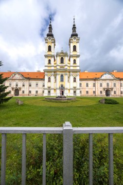Jasov Manastırı, Slovakya 'nın Jasov kentindeki Premonstratensian manastırında kilise ve bahçeleri sergileniyor.