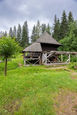 Slovakya 'nın Zuberec kentindeki Orava Köyü Müzesi' nde bulunan geleneksel su değirmeni