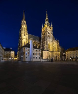 Prag Kalesi 'nin üçüncü avlusunda gece parlayan Aziz Vitus Katedrali, Çek mimarisinin büyüleyici bir görüntüsü