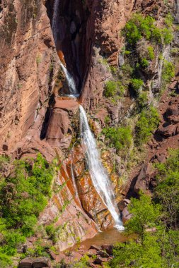 Fransız Alpleri, Provence Alpes Cote d 'Azur bölgesindeki kırmızı kaya oluşumları şelaleye dönüşüyor.
