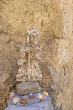 Aziz James 'in yıpranmış heykeli bir asa tutuyor, üssünde deniz kabuklarıyla süslenmiş, İspanya, Castrojeriz' de, Camino de Santiago hac yolunda önemli bir durak.