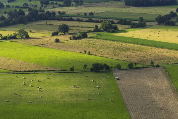 Soueich, Haute Garonne, Occitanie, Fransa 'nın güzel kırsal kesimlerinde tarla süren bir çiftçinin hava manzarası.