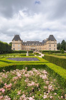 Curbigny, Saone et Loire, Bourgogne Franche Comte, Fransa 'daki Dree Kalesi' nin bahçelerini süsleyen pembe güller, lavanta ve boxwood.