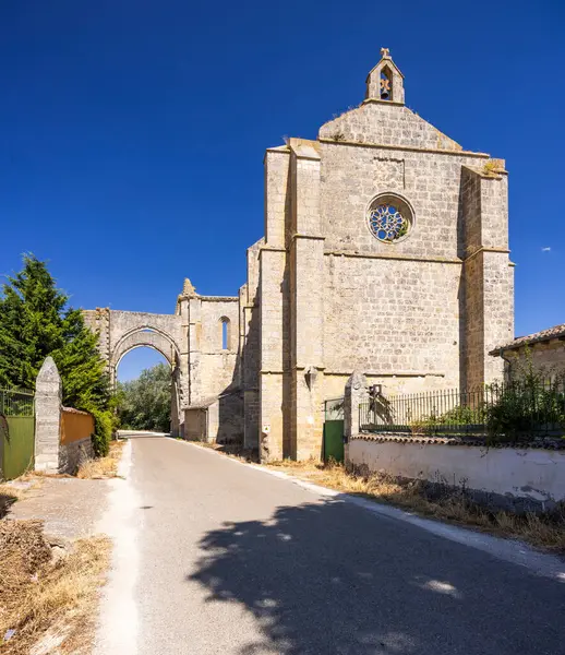 San Anton Manastırı harabelerini ve İspanya 'nın Castrojeriz şehrinde mavi gökyüzünün altındaki Camino de Santiago' yu gösteriyor.