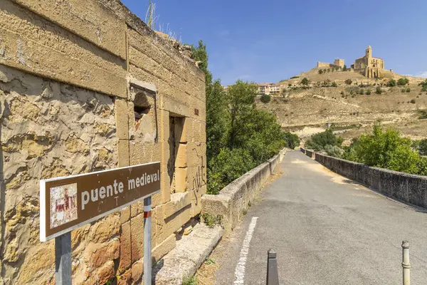 İspanya 'nın La Rioja kentindeki San Vicente de la Sonsierra' ya giden ortaçağ köprüsü.
