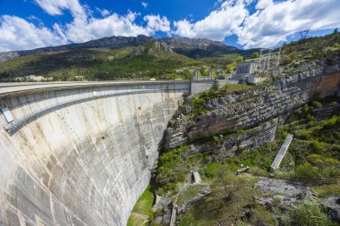 Castellane, Alpes de Haute Provence yakınlarındaki Verdon Vadisi 'nden geçen etkileyici Castillon Barajı Fransız mühendisliğini gözler önüne seriyor.