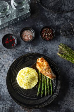 Susamlı tavuk göğsü patates püresi, kuşkonmaz ve et suyu ile servis edilir. Sağlıklı ve dengeli yemek.