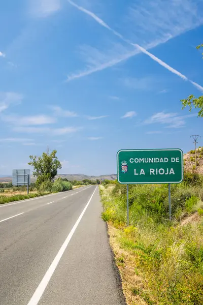 İspanya 'da La Rioja Cemaati' ne giren boş bir yol. Güneşli bir yaz gününde mavi gökyüzünde zıtlıklar var.