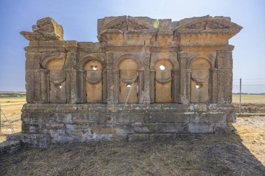Güneş ışığı, İspanya 'nın Sadaba kentinin tarihi bir simgesi olan Atilii' nin Roma mozolesinin yıpranmış yüzünü aydınlatıyor.