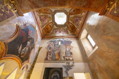 Slovakya, Nitra 'da barok sanat ve mimarinin sergilendiği tarihi bina içindeki süslü tavan ve duvar freskleri