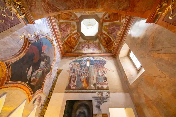 Slovakya, Nitra 'da barok sanat ve mimarinin sergilendiği tarihi bina içindeki süslü tavan ve duvar freskleri