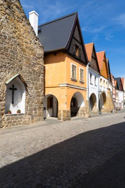 Çek Cumhuriyeti 'nin Ustek kentinin tarihi merkezinde renkli cepheli ve kemerli geleneksel Çek mimarisi