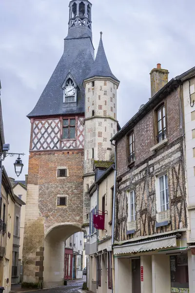 Saint Fargeau, Yonne, Bourgogne Franche Comte, Fransa 'daki Place Republique' de geleneksel yarı keresteli evler ve saat kulesi bulunuyor.