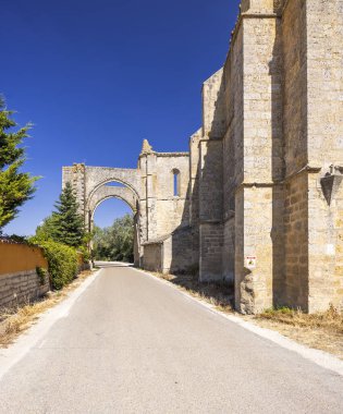 Castrojeriz 'deki San Anton Manastırı' nın yıkıntılarının altından geçen yol İspanya 'daki Camino de Santiago Frances boyunca uzanıyor.