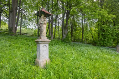Madonna ve Çocuk heykeli Sekowa 'da yeşil bir çayırda duruyor, Polonya' nın daha az Voyvoda 'sı, Polonya