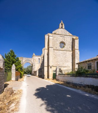 Castrojeriz, İspanya 'da Camino de Santiago Frances' in başında duran San Anton kolej kilisesi, güneşli bir yaz günü mavi gökyüzü.