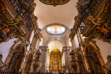 Basto 'nun Igreja Matriz de Cabeceiras de Cabeceiras de Basto' nun iç dekorasyonunun düşük açılı görüntüsü, boru organlarını ve karmaşık ayrıntıları gözler önüne seriyor.