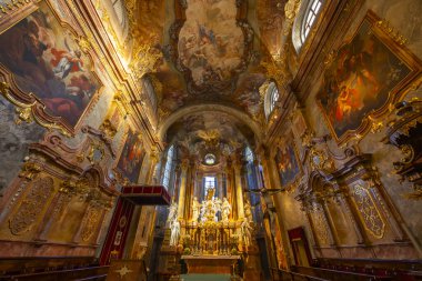 Slovakya 'nın Nitra kentindeki bir barok tarzı kilise olan St. Emmeram Katedral Bazilikası' nın içinde freskler ve heykeller bulunmaktadır.