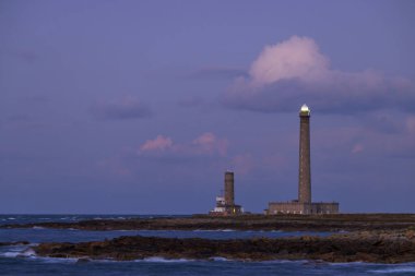 Gatteville Deniz Feneri Fransa 'nın Normandiya şehrinde alacakaranlık gökyüzüne karşı dimdik ayakta duruyor.