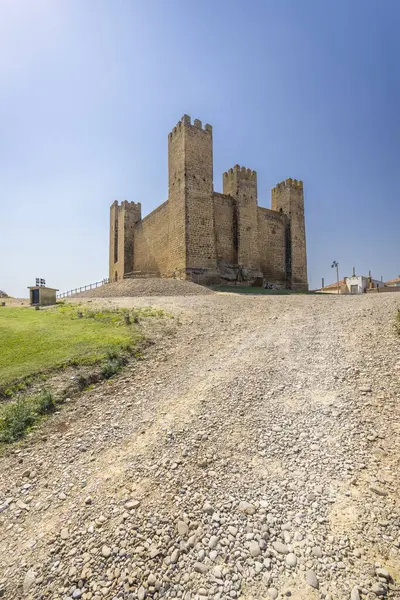 İspanya 'nın Aragon şehrinde açık mavi bir gökyüzünün altında duran ortaçağ kalesi Sadaba.