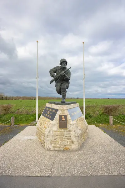 II. Dünya Savaşı sırasında 82. Hava İndirme Tümeni 'ne adanmış bir anıt olan Demir Mike heykeli Fransa' nın Normandiya kentinde duruyor.