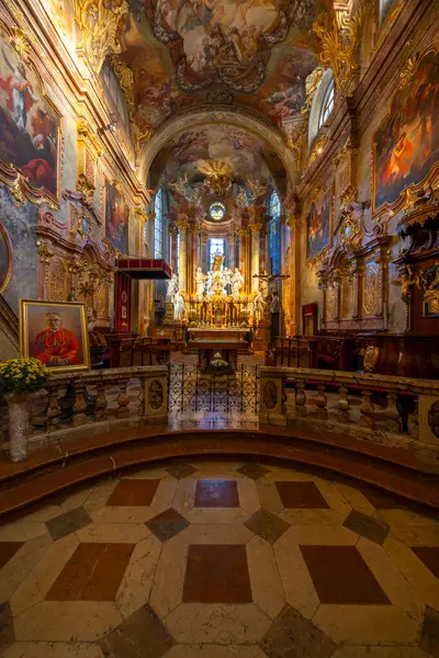 Slovakya 'nın Nitra kentindeki Katolik Kilisesi olan St. Emmeram Katedrali' nin naf ve sunağının geniş açılı görüntüsü.