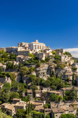 Gordes 'in görkemli köyü Luberon Bölgesel Doğal Parkı, Provence Alpes Cote d' Azur, Fransa 'da bir uçuruma tünemişti.