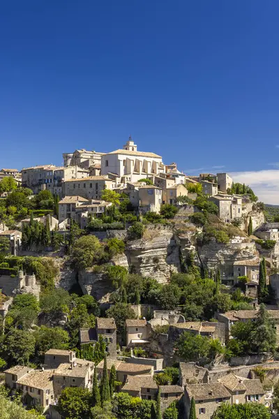 Gordes 'in görkemli köyü Luberon Bölgesel Doğal Parkı, Provence Alpes Cote d' Azur, Fransa 'da bir uçuruma tünemişti.