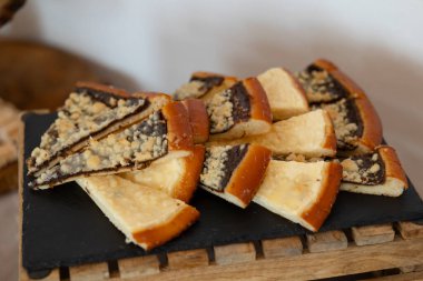 Haşhaş tohumlu ve peynirli taze pişmiş czech kolache dilimleri kahvaltı ya da tatlı için mükemmel.