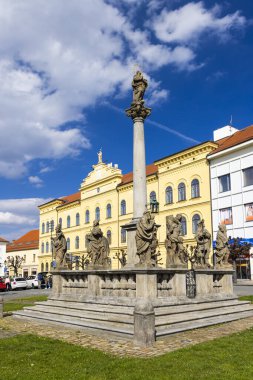 Çek Cumhuriyeti 'nin Güney Bohem Bölgesi, Pisek' in ana meydanı Alsovo namesti 'nin merkezinde bulutlu mavi gökyüzünün altında yer alan Barok Marian veba kolonu.