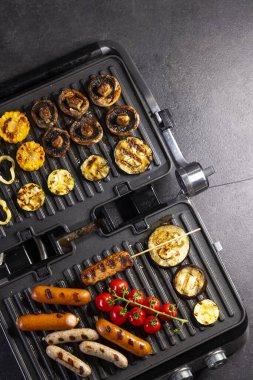 Izgara sosis, mantar, kabak, biber, domates ve ızgarada patlıcan.