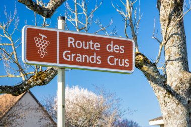 Puligny Montrachet, Burgundy, Fransa 'da ünlü bir şarap bölgesi olan Grands Crus rotasını gösteren kahverengi yol işareti.