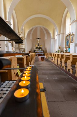 Çek Cumhuriyeti 'nin Harrachov kentindeki Saint Wenceslas Kilisesi' nde sunağa giden yakılmış adak mumları, barışçıl bir atmosfer yaratıyor.