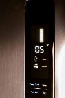 5C konumundaki akıllı bir buzdolabının dijital kontrol paneli