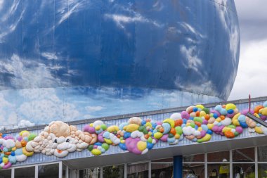 Çekoslovakya 'nın Chvalovice şehrinde bulunan renkli bulut heykelleri ve gökyüzü motifi ile boyanmış büyük mavi bir kubbe.