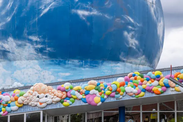 Çekoslovakya 'nın Chvalovice şehrinde bulunan renkli bulut heykelleri ve gökyüzü motifi ile boyanmış büyük mavi bir kubbe.